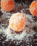 Coconut Laddoo / Bon bon  (Kesar/Saffron)
